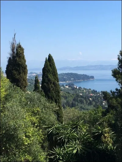 Île grecque de 590 km² située en mer Ionienne, sur la façade occidentale de la Grèce, à proximité de l'Albanie :