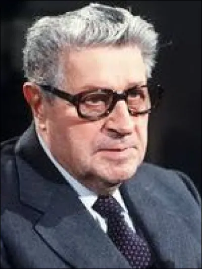 D'origine arménienne, né à Moscou en 1911, par quelle activité s'est fait connaître Lev Aslanovitch Tarassov, sous le pseudonyme de "Henri Troyat" ?