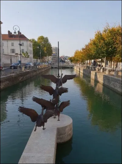 Quel cours d'eau arrose la ville de "Troyes" préfecture du département de l'Aube ?