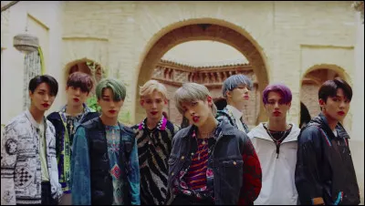 Quels sont les deux MV (clips vidéo) sortis lors des débuts d'Ateez ?