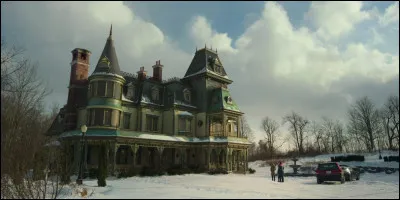 Comment le plus jeune trouve-il les clés cachées dans leur nouvelle habitation ?