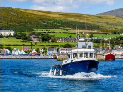 Quelle région d'Irlande est réputée pour ses ports et ses collines verdoyantes ?