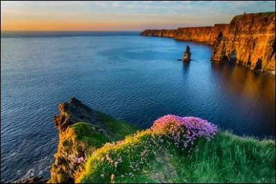 Comment se nomment ces falaises qui surplombent l'Atlantique à plus de 200 mètres ?