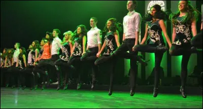 Comment se nomme cette danse irlandaise très rythmée qui consiste à décoller du sol et faire des ciseaux avec les pieds ?