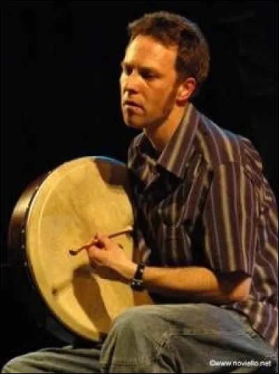Comment se nomme le tambour qui donne le rythme dans un groupe de musique traditionnel irlandais ?