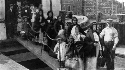 Pourquoi beaucoup d'Irlandais vont migrer vers les États-Unis à partir du milieu du XIXe siècle ?