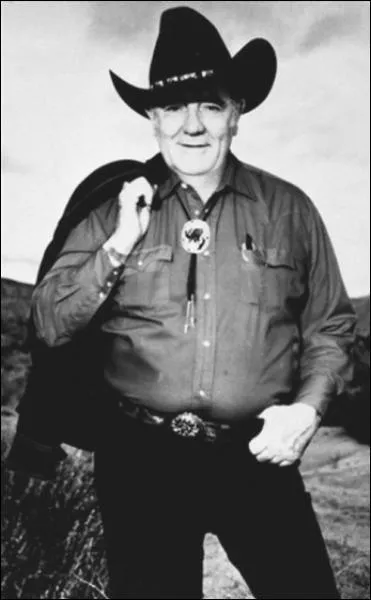 Comment se nomme cet écrivain, l'un des plus grands auteurs de westerns, né à Jamestown en 1908 ?