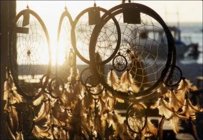 L'influence amérindienne est très importante et nombre d'habitants possèdent cet objet dans leur maison, censé empêcher les dormeurs de faire de mauvais rêves. Il s'agit d'un ...