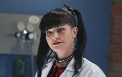 Un peu gothique mais qui est-ce ?