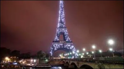 &Agrave; quelle fr&eacute;quence s'illumine la tour Eiffel ?