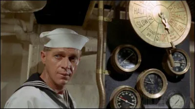 Dans cette superproduction de 1966, "La Cannonière du Yan Tsé", un navire américain navigue sur un fleuve en pleine hostilité chinoise. Quel est l'acteur principal mécanicien à bord ?