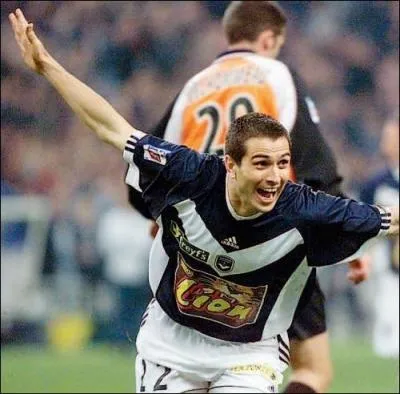 Il ne remporte qu'un seul titre avec les girondins, la coupe de la Ligue 2002, en inscrivant un doubl en finale. Le second but est magnifique, c'est :