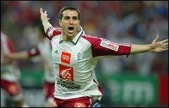 Transfr au PSG pour 11 millions d'euros, il remporte la coupe de France 2003-04 avec Paris, marquant d'ailleurs en finale un but de la tte, contre :