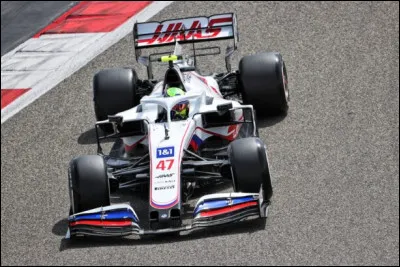 Pour le pilote Haas numéro 47, il est frustrant de piloter la pire monoplace de la grille. Avec cette voiture difficile à piloter, il réussit l'exploit d'amener sa voiture en Q2. Qui est le pilote de la Haas numéro 47 ?