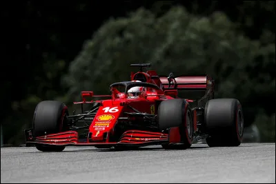 Dans la lutte pour la troisième place au championnat constructeurs se battent Ferrari et McLaren. Après une saison 2020 difficile, le pilote de la Ferrari numéro 16 peut se battre dans le top 6. Qui est le pilote de cette Ferrari ?