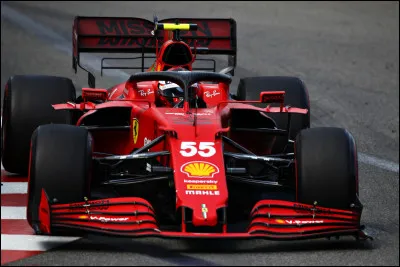 En 2020, Ferrari annonce le remplacement de Sebastian Vettel par le pilote de la voiture numéro 55 et cette annonce a bouleversé le marché des pilotes. Comment s'appelle le pilote remplaçant Sebastian Vettel au sein de Ferrari ?