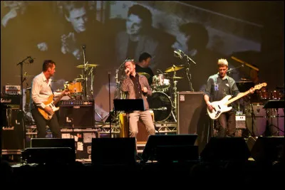 Complétez : 
"Og þögul..."