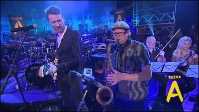 Complétez : 
"En þegar haustið fellir laufin..."