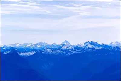 À qui doit-on le roman "Le Fanal bleu" ?