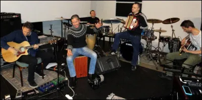 Complétez : 
"Sýnist þér vera þörf á... ?"