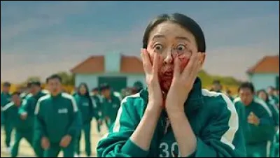 De quelle couleur est le tee-shirt de la poupée géante de "Squid Game" ?