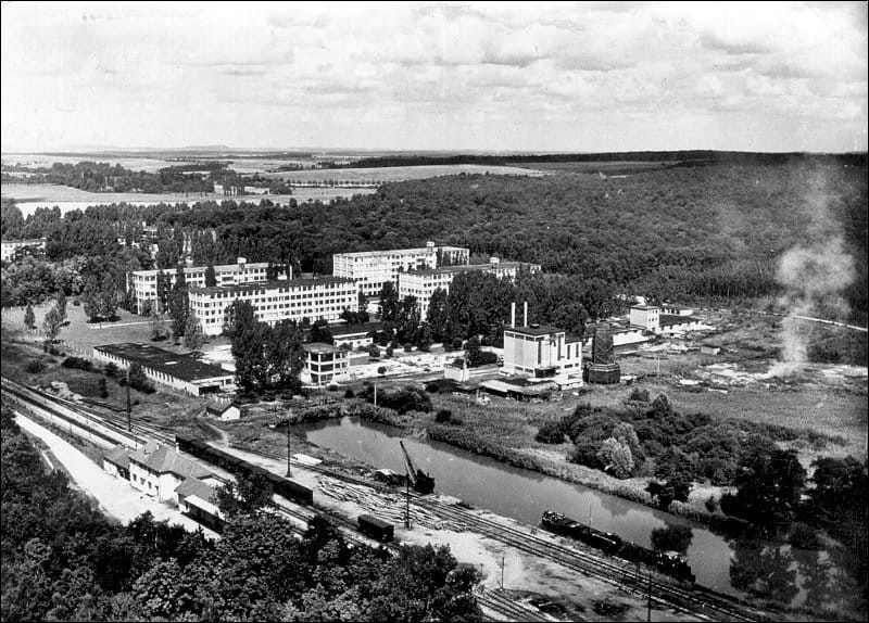 En 1931, un industriel tchèque a installé en Moselle près du village de Moussey, une grande usine qui a employé 1000 à 2000 personnes et a fermé en 2001. L'entreprise a aussi racheté et intégré une autre grande usine, à Neuvic, en Dordogne, fermée en 2010. De quelle entreprise s'agit-il ?