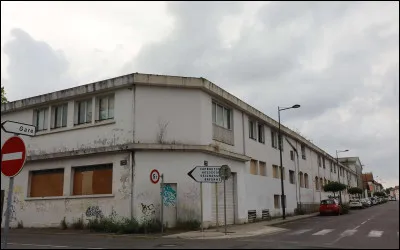 Cette m&ecirc;me entreprise s'implante - en rachetant l'usine Bellocq - dans une petite ville du sud-ouest, d&eacute;j&agrave; sp&eacute;cialis&eacute;e dans la chaussure avec l'entreprise Hirigoyen qui produit des chaussure pour femmes de moyenne gamme. De quelle ville s'agit-il ?