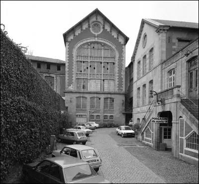 Ces chaussures ont &eacute;t&eacute; fabriqu&eacute;es &agrave; Limoges, dans deux grandes usines, du d&eacute;but du XXe si&egrave;cle, jusqu'en 1984 : de quelle entreprise s'agit-il ?