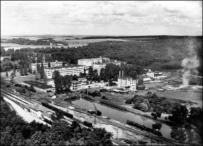 En 1931, un industriel tch&egrave;que a install&eacute; en Moselle pr&egrave;s du village de Moussey, une grande usine qui a employ&eacute; 1000 &agrave; 2000 personnes et a ferm&eacute; en 2001. L'entreprise a aussi rachet&eacute; et int&eacute;gr&eacute; une autre grande usine, &agrave; Neuvic, en Dordogne, ferm&eacute;e en 2010. De quelle entreprise s'agit-il ?