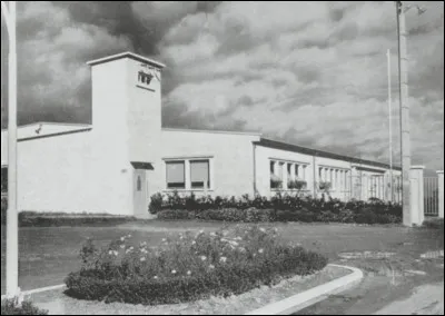 Cette marque, cr&eacute;&eacute;e en 1932, avait des usines dans plusieurs localit&eacute;s du Maine-et-Loire, pr&egrave;s de Cholet ; elle a cess&eacute; sa fabrication dans les ann&eacute;es 80 et s'est lanc&eacute;e dans la distribution. De quelle entreprise s'agit-il ?