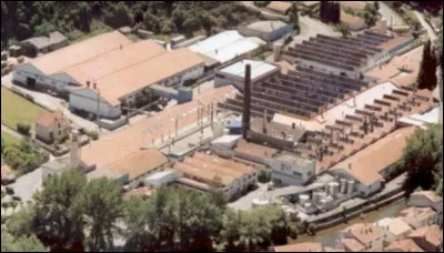 Ces chaussures &eacute;taient fabriqu&eacute;es &agrave; Limoux, dans l'Aude depuis 1919. L'entreprise, a &eacute;t&eacute; rachet&eacute;e en 1987 et l'usine, qui employait 700 personnes, ferm&eacute;e. Il s'agit de ...