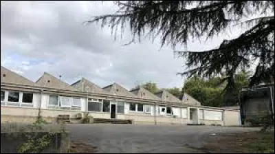 L'entreprise No&euml;l a fabriqu&eacute;e des chaussures de sport et chaussures pour enfants, de 1921 &agrave; 2014, dans cette ville de l'ouest. La production a &eacute;t&eacute; d&eacute;localis&eacute;e en Tunisie et la fermeture d&eacute;finitive a eu lieu fin 2019 avec le licenciement des 84 derniers salari&eacute;s. De quelle ville s'agit-il ?