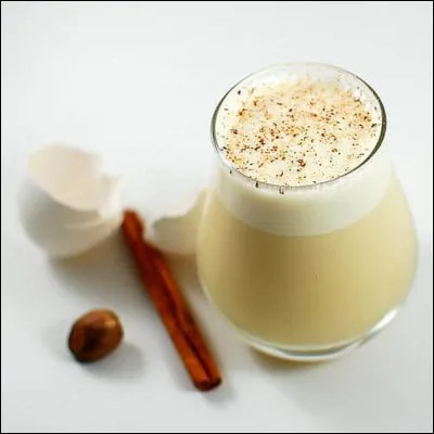 Quel est le nom de cette boisson, à base de lait, de crème, de sucre et de jaune d'uf parfumée à la noix de muscade ou à la cannelle ?
