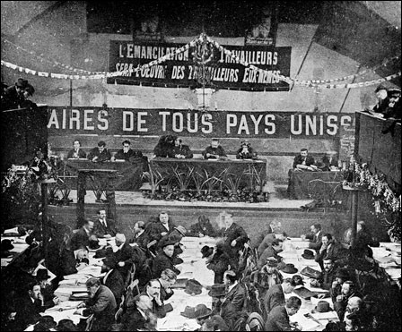 En décembre 1920, lors du Congrès de Tours, la SFIO se scinde en deux (SFIO et SFIC). Quelles sont leurs orientations politiques ?