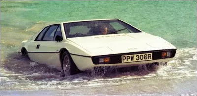 Cette star a tourné dans un James Bond. De quelle marque est ce coupé ?