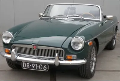 Quel est ce coupé sport vert anglais ?