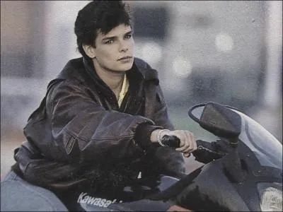 Elle a chant ' Flash '. Qui est-elle ?