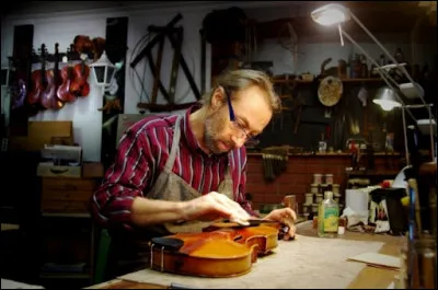 Quel est le nom de lultime pièce que dépose le luthier au cur d'un violon et qui détermine sa sonorité et sa vibration ?
