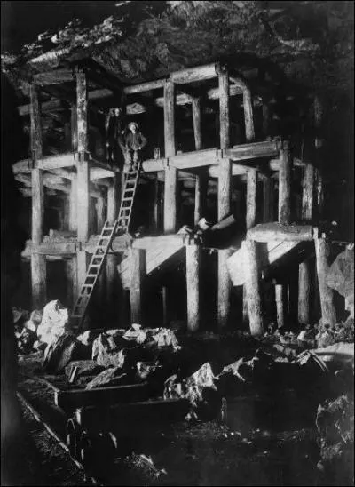 Le Dakota a jou un grand rle dans la Rue vers l'Or et nombre de gisements ont t dcouverts sur ses terres. D'ailleurs, la plus grande mine d'or se situe  Lead. Quel est son nom ?