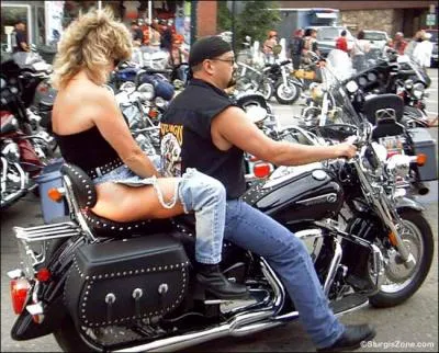 C'est dans le Dakota du Sud qu'a lieu la plus grande runion du pays de motards en Harley Davidson, chaque anne au mois d'aot dans la ville de ...