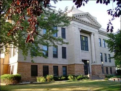 La troisime plus grande ville de l'Etat porte le nom d'une teinte de rouge (en anglais, bien sr). Quelle est cette ville ?