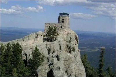 Harney Peak, le point culminant (2 207 m), se trouve dans la chane des ___________, nommes ainsi par les Indiens en raison de la couleur vert sombre des forts de pins qui recouvrent les versants.