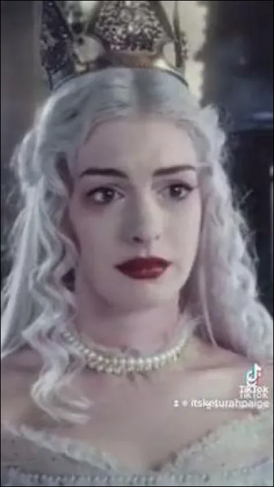 Elle apparaÏt dans le film "Alice aux pays des merveilles". Qui est-ce ?