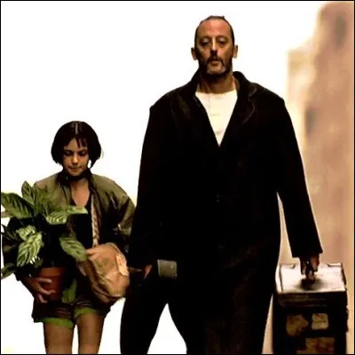 Quelle partie du corps est mise en avant pendant la parade nuptiale de l�oiseau qui crie "L&eacute;on" ?