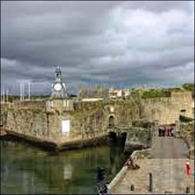 Dans quelle ville bretonne tr&egrave;s pris&eacute;e des peintres de la Belle &Eacute;poque peut-on visiter la Ville close ?