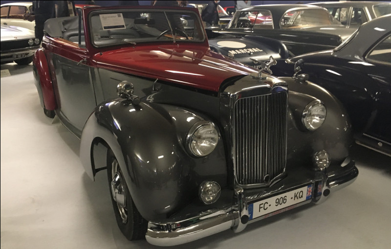 Ce cabriolet britannique des années 1950 passé chez un carrossier adopte un style très conservateur. Saurez-vous retrouver le nom de ce luxueux modèle ?
