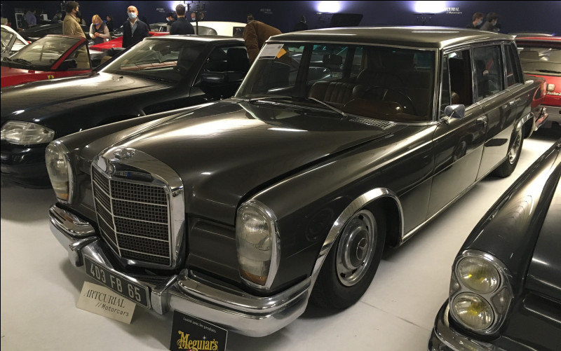Mais, c'est la voiture de Duchemin dans "L'aile ou la cuisse"... Quel est le nom de cette limousine, la plus luxueuse créée par Mercedes-Benz jusqu'à la renaissance de Maybach ?