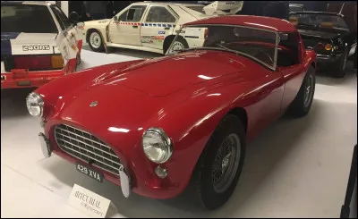 Ce joli roadster britannique est l'ancêtre d'une très célèbre sportive anglo-américaine à moteur Ford. Quel est donc le nom du modèle originel que voici ?