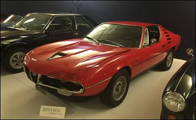 Dévoilée dans le cadre d'une exposition universelle, cette sportive italienne dessinée par Bertone porte le nom d'une ville canadienne. Comment s'appelle ce modèle ?