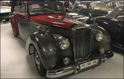 Ce cabriolet britannique des années 1950 passé chez un carrossier adopte un style très conservateur. Saurez-vous retrouver le nom de ce luxueux modèle ?